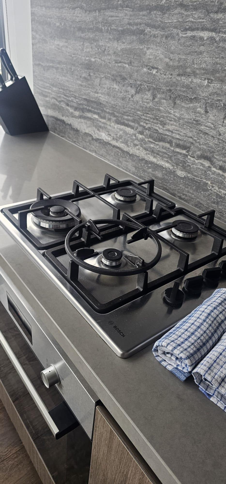 Spotless stovetop after end of lease cleaning by Blue On Time